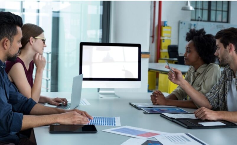 Grupo de microempreendedores discutem em mesa