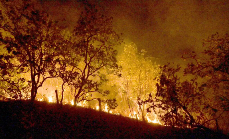 Bombeiros combatem incêndios no RJ em meio ao calor extremo
