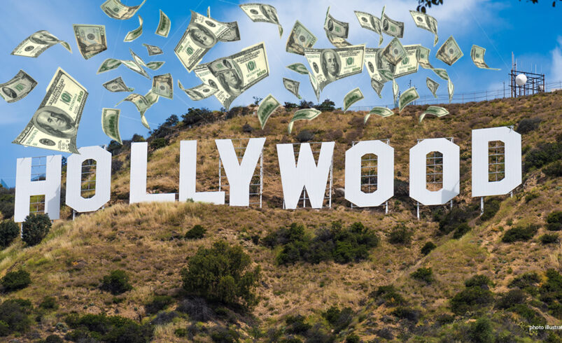 Placa de Hollywood e notas de dinheiro flutuando