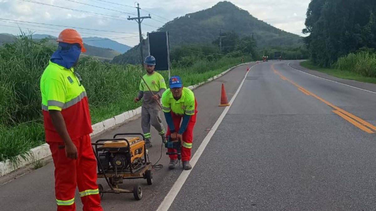Rota 116 instala tachas e realiza obras de drenagem na rodovia