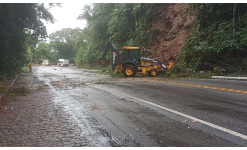Chuva causa quedas de barreira na RJ-116