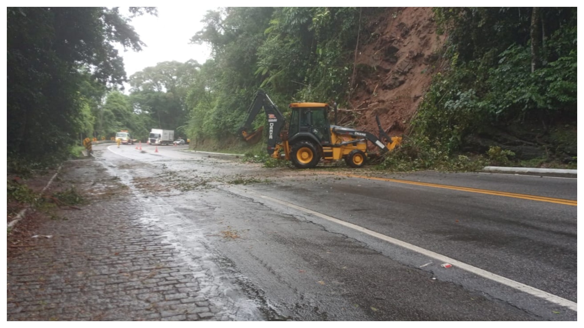 Chuva causa quedas de barreira na RJ-116