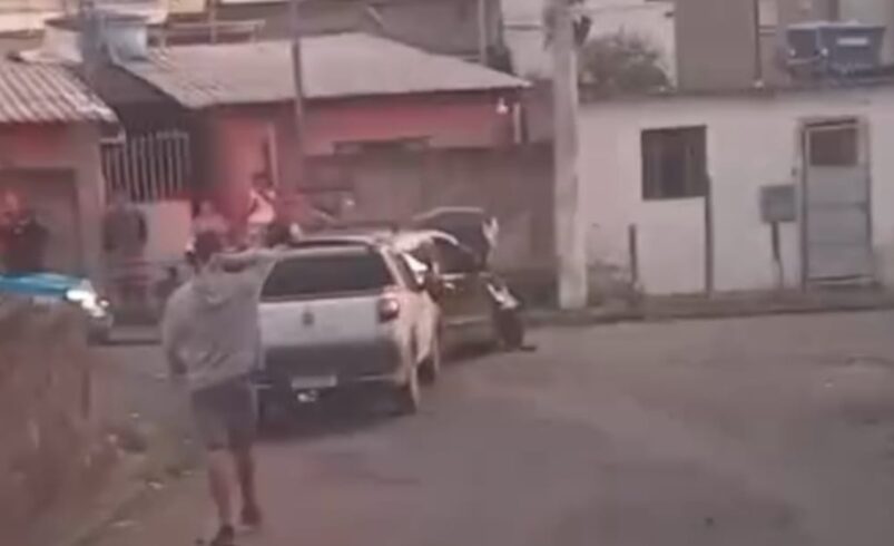 Carro sem freio fere crianças e assusta moradores em Friburgo