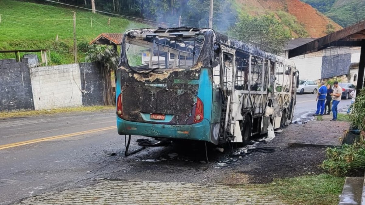 Ônibus da FAOL pega fogo em Nova Friburgo; ninguém se fere
