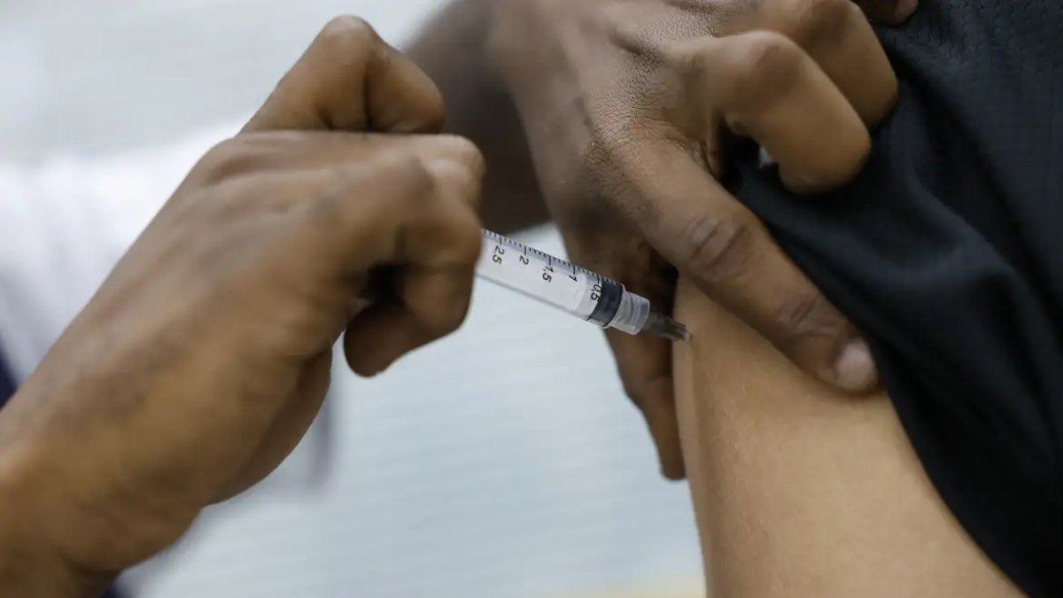 Vacinação contra SRAG: casos caem e RJ faz alerta