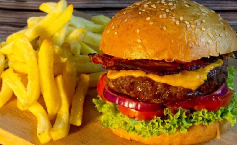 Hambúrguer e batata frita: como curtir sem culpa e com saúde