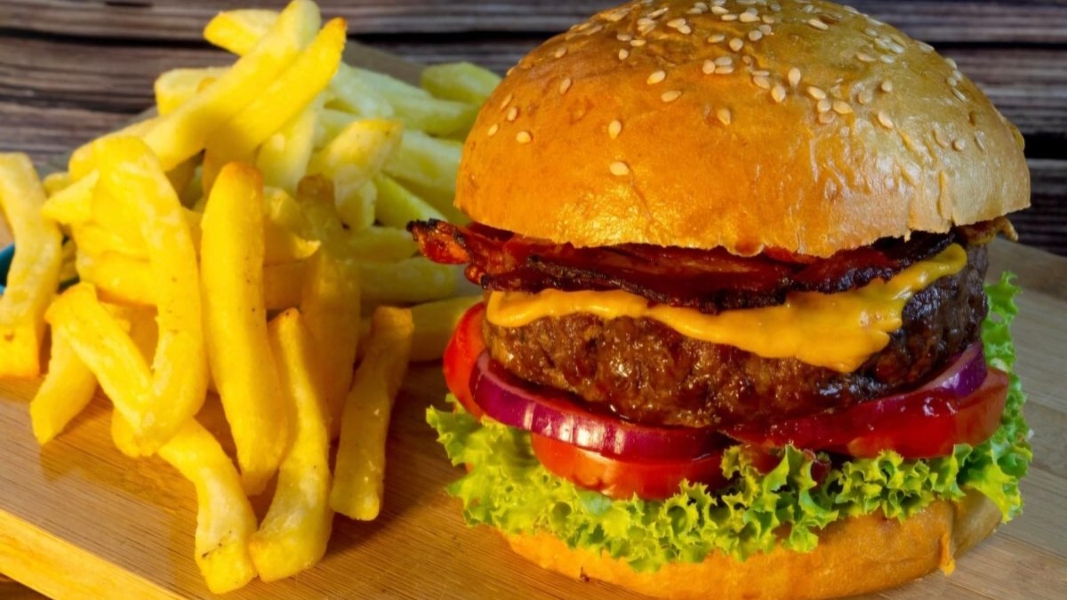 Hambúrguer e batata frita: como curtir sem culpa e com saúde