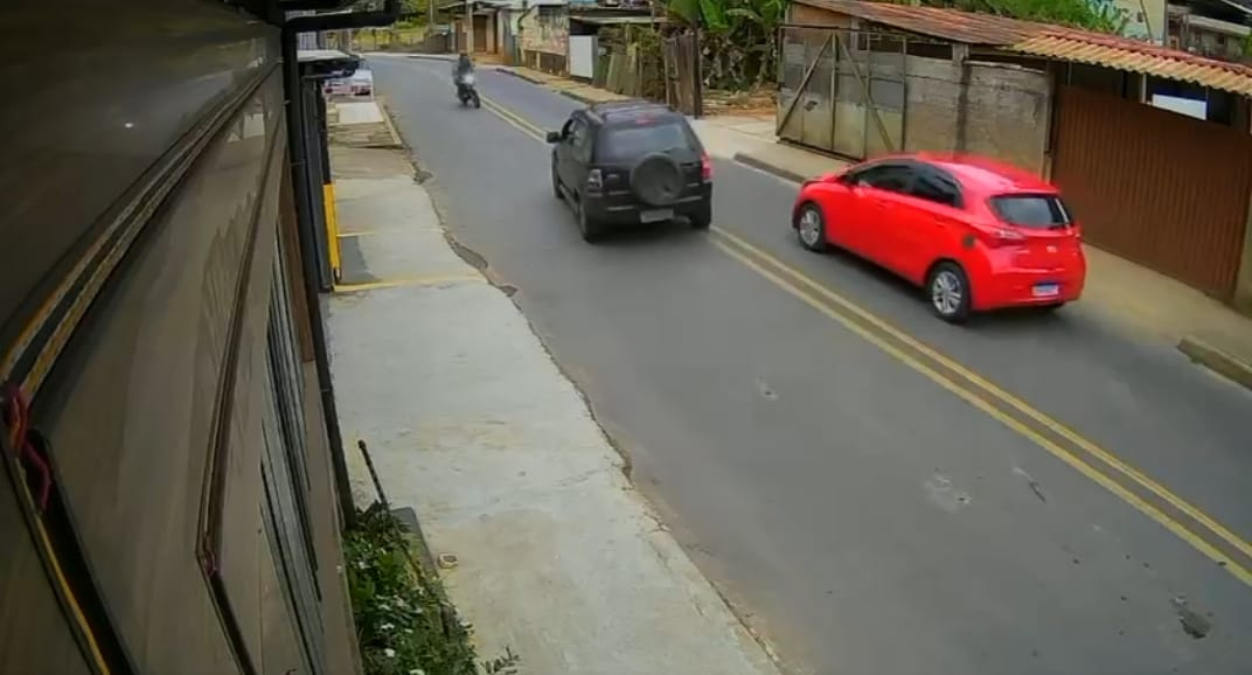 Câmeras flagram grave acidente entre carro e moto em Nova Friburgo