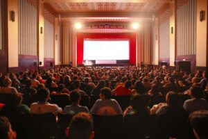 Imagem de um cinema lotado