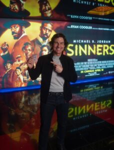 Tom Cruise vai à sala de cinema assistir Pecadores