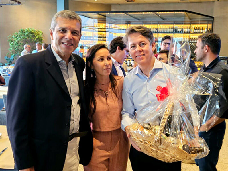 Presidente da Acianf, Roosevelt Concy, presenteia Robson Carneiro, presidente da Facerj, com uma cesta de produtos de Nova Friburgo.